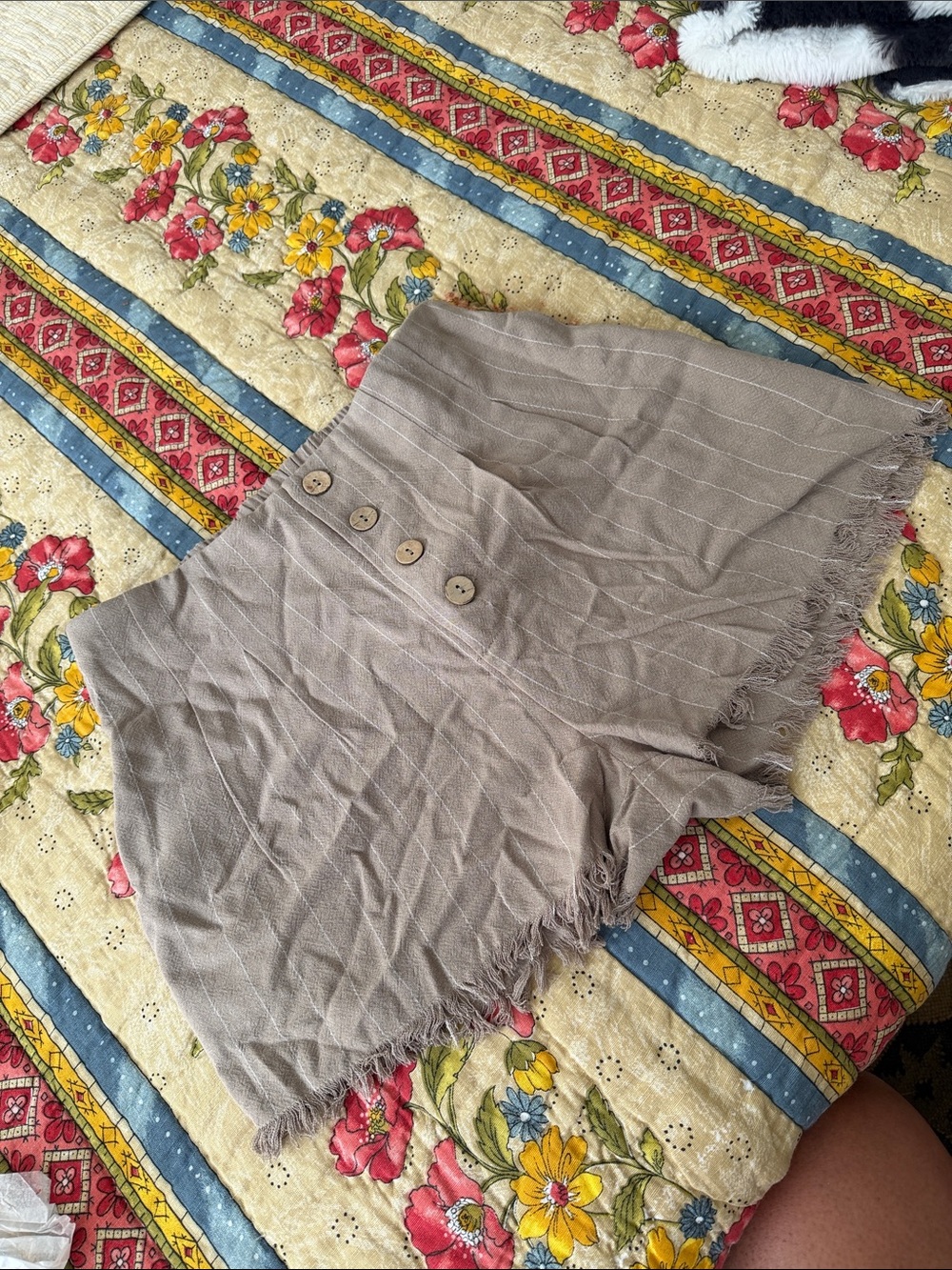 Promesa Taupe & White Linen Blend Frayed Hemline Shorts. Size S, M, L